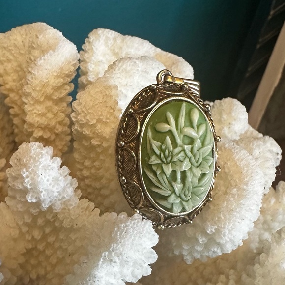 Vintage Vanda U.S.A. Carved Celluloid Perfume / Fragrance Locket Pendant - Picture 3 of 8